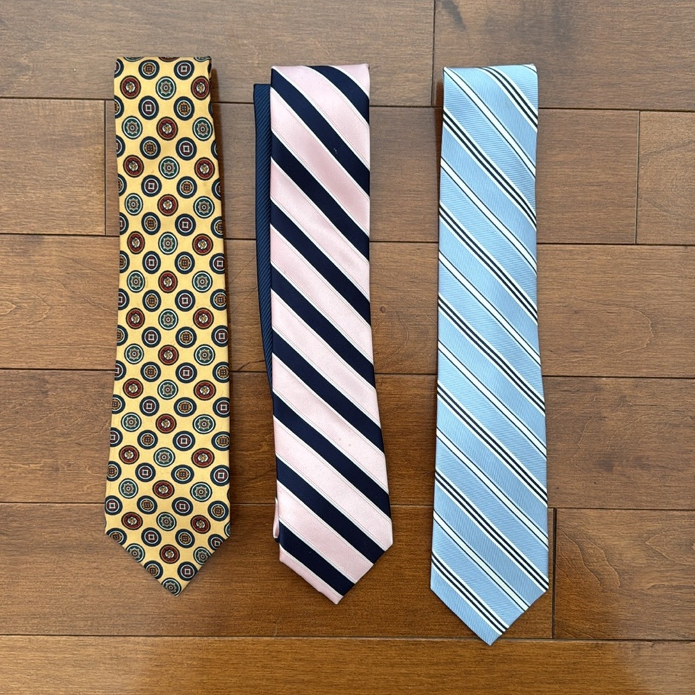 Bundle of Tommy Hilfiger ties.